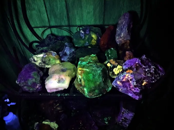 long wave fluorescent rocks