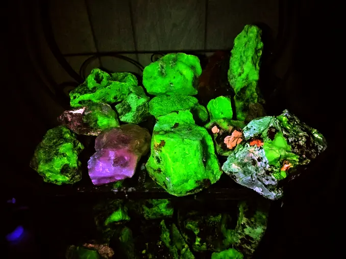 short wave fluorescent rocks