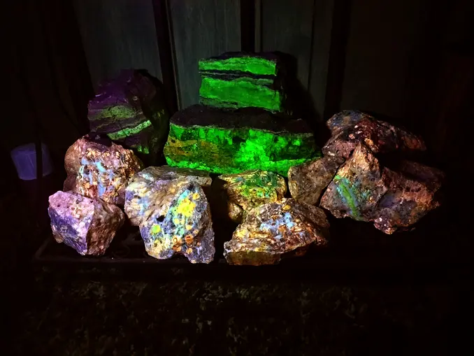 mid wave fluorescent rocks