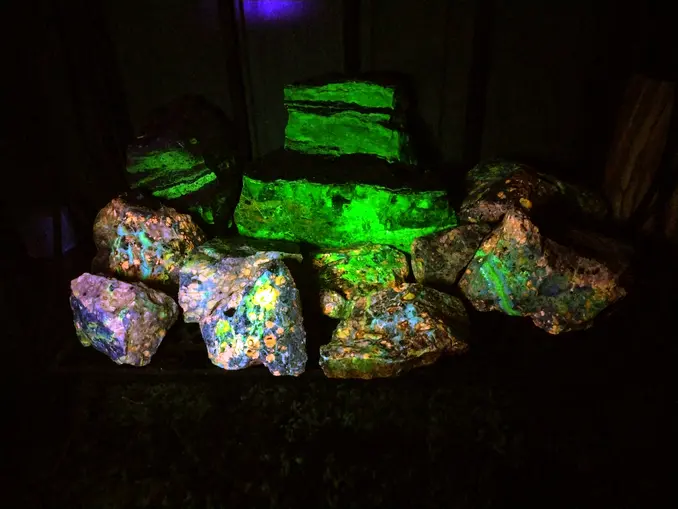 full wave fluorescent rocks