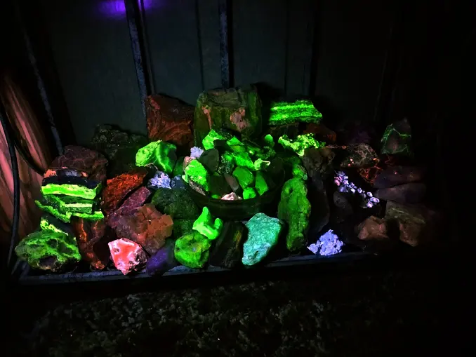 short wave fluorescent rocks