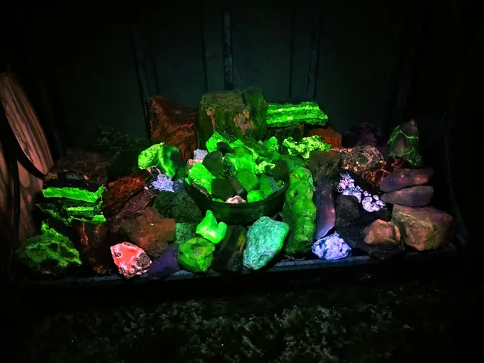 full wave fluorescent rocks