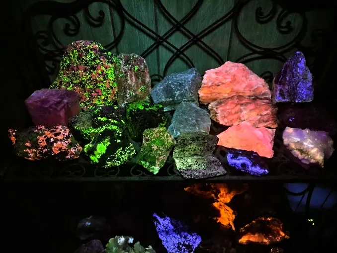 long wave fluorescent rocks