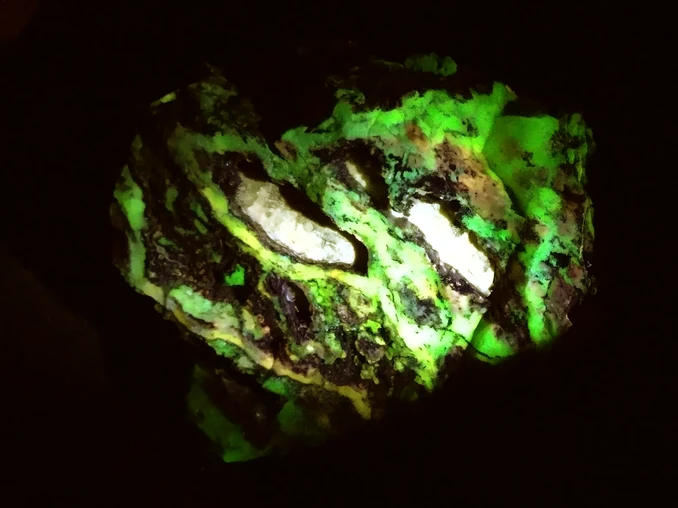 fluorescent rock specimens