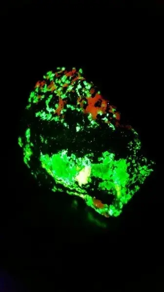 fluorescent esperite calcite willemite