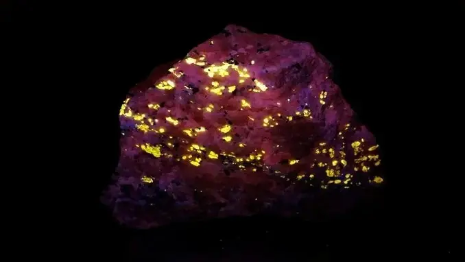 fluorescent wollastonite calcite