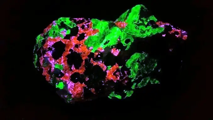 fluorescent sphalerite willemite calcite longwave