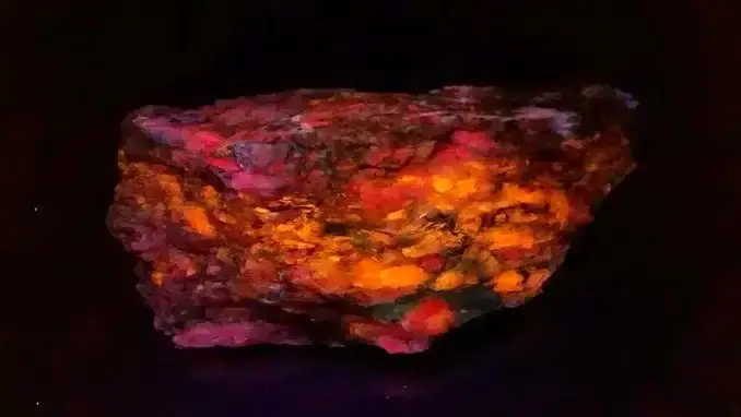 fluorescent aphophyllite tremolite talc