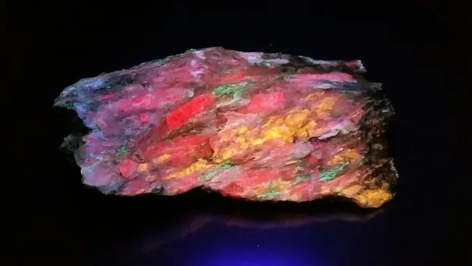 fluorescent aphophyllite tremolite talc