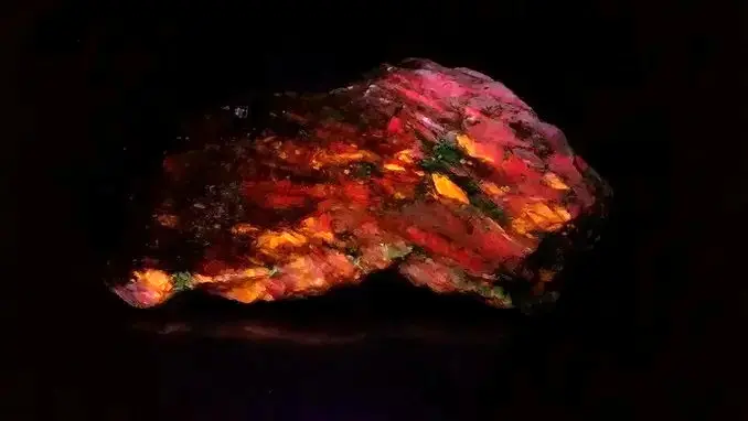 fluorescent aphophyllite tremolite talc