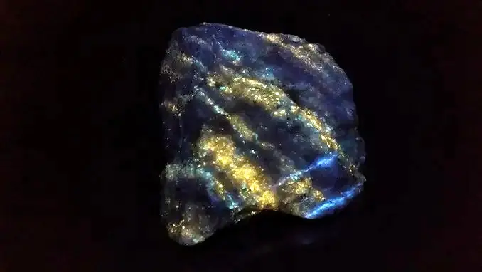 Witness the fluorescent magic of humite, chondrodite, and diopside!