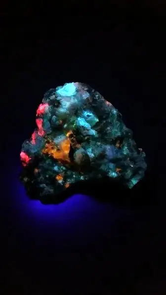 Fluorescent Analcime Sodalite Tugtupite