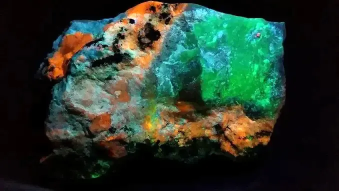 Fluorescent Ussingite