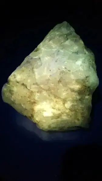 fluorescent quartz specimen