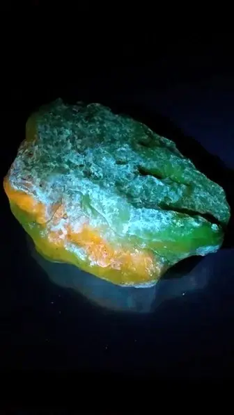 fluorescent chalcedony