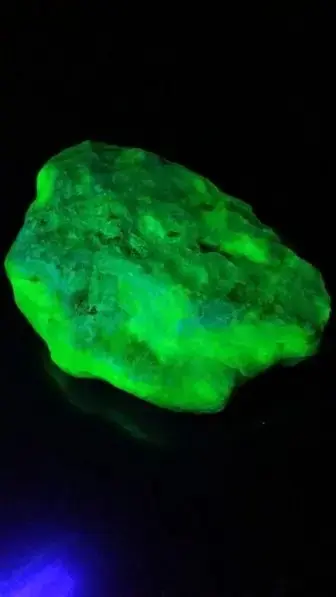 fluorescent chalcedony