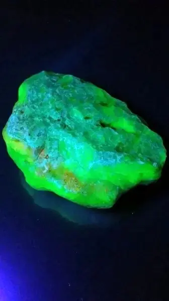 fluorescent chalcedony