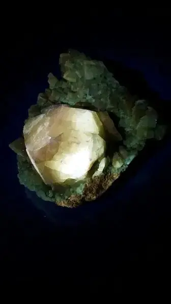 fluorescent barite crystal