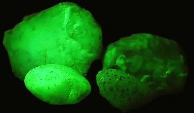 fluorescent sweetwater agates